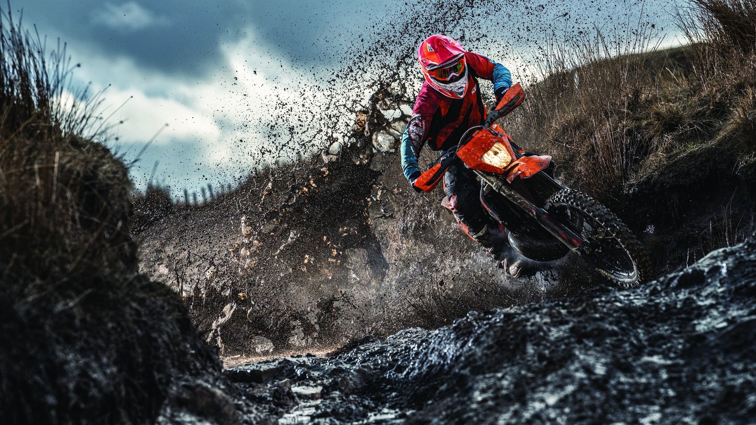 赛道上的逆袭，佩雷兹带领迈凯伦鏖战索伯车队取胜